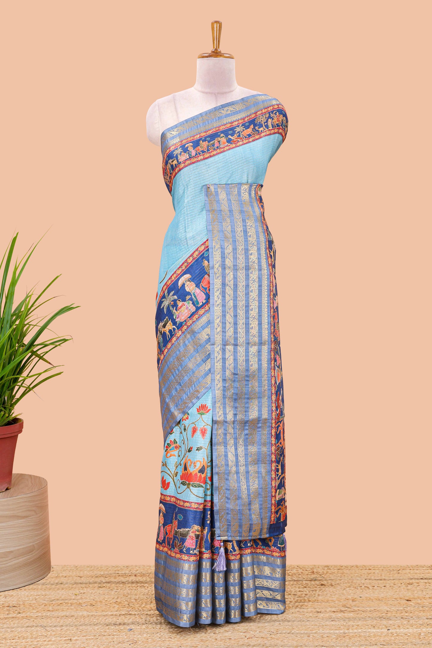 Contrasting pallu feature
