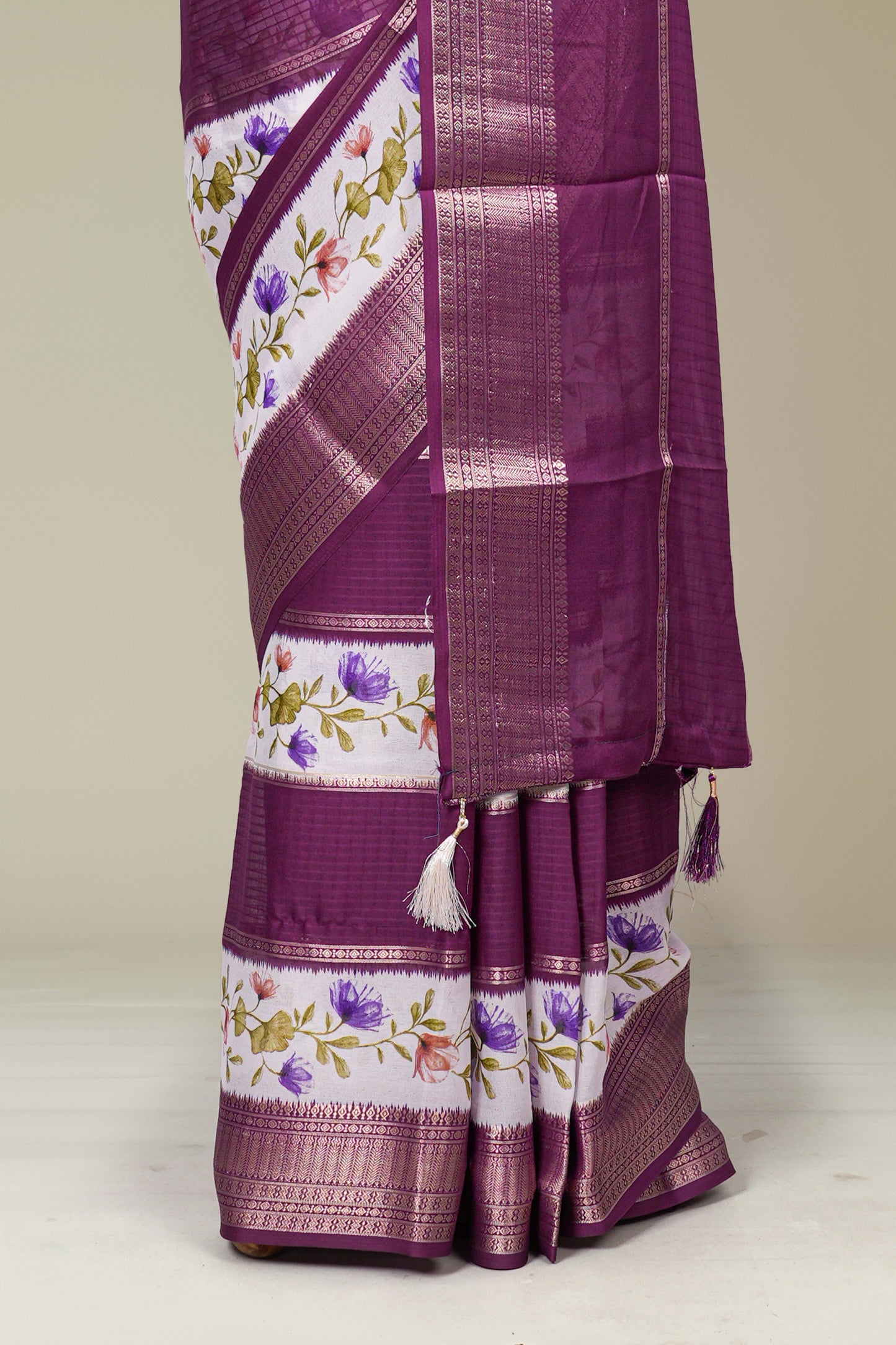 Contrasting white pallu styling