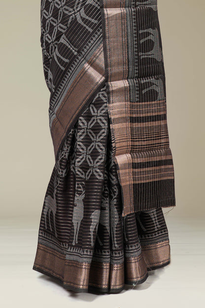 Contrasting zari blouse