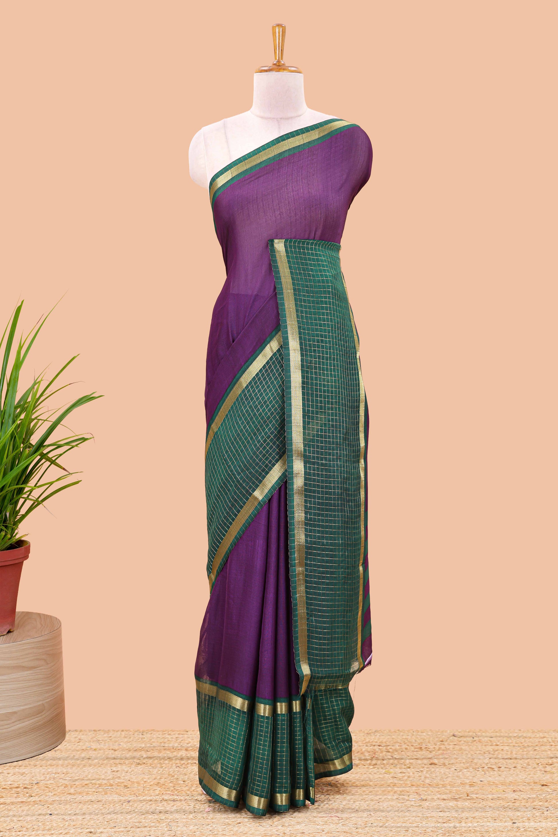 Contrasting zari grid design