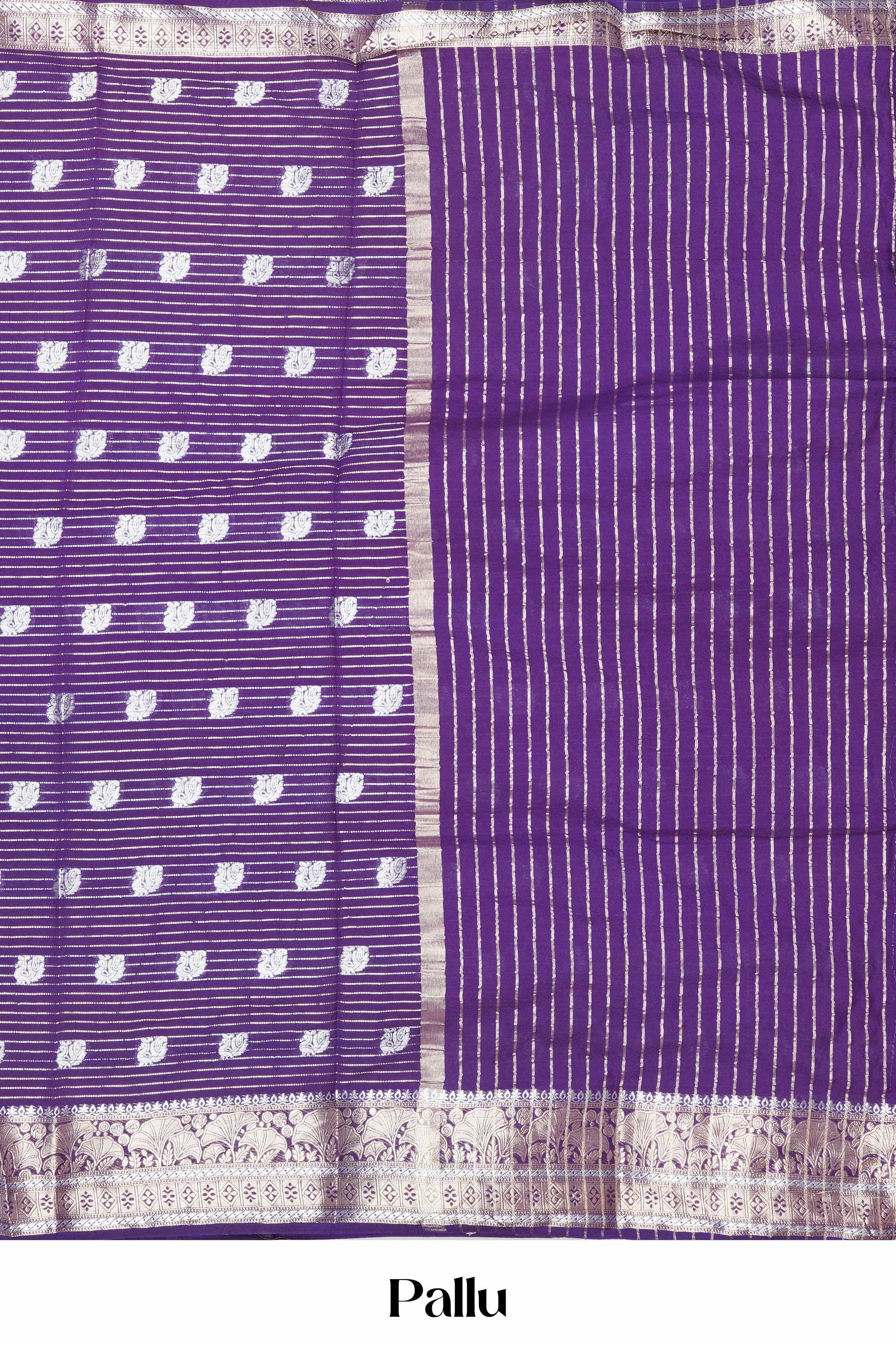 Detailed pallu accents
