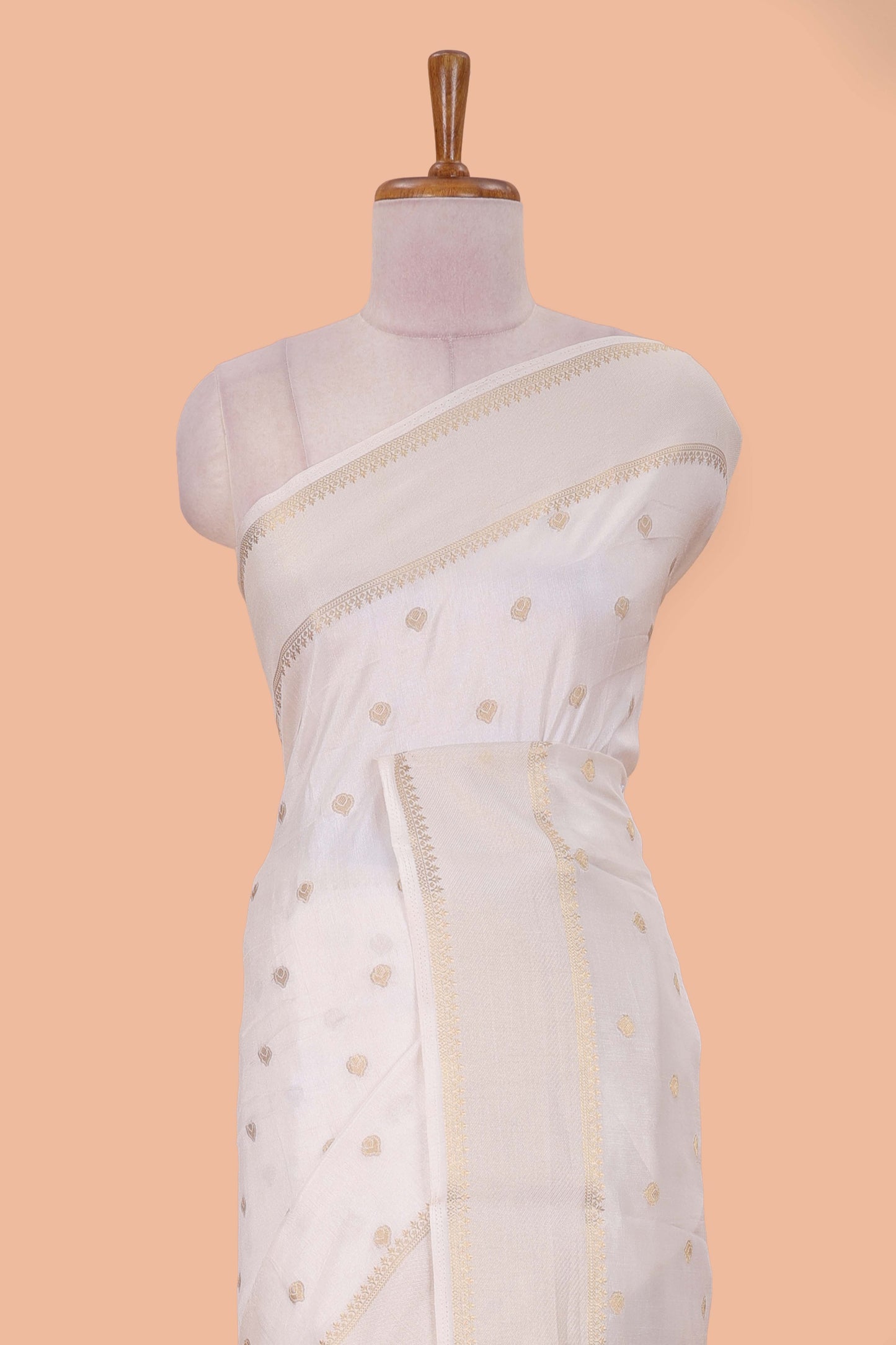 Dual tone pallu styling