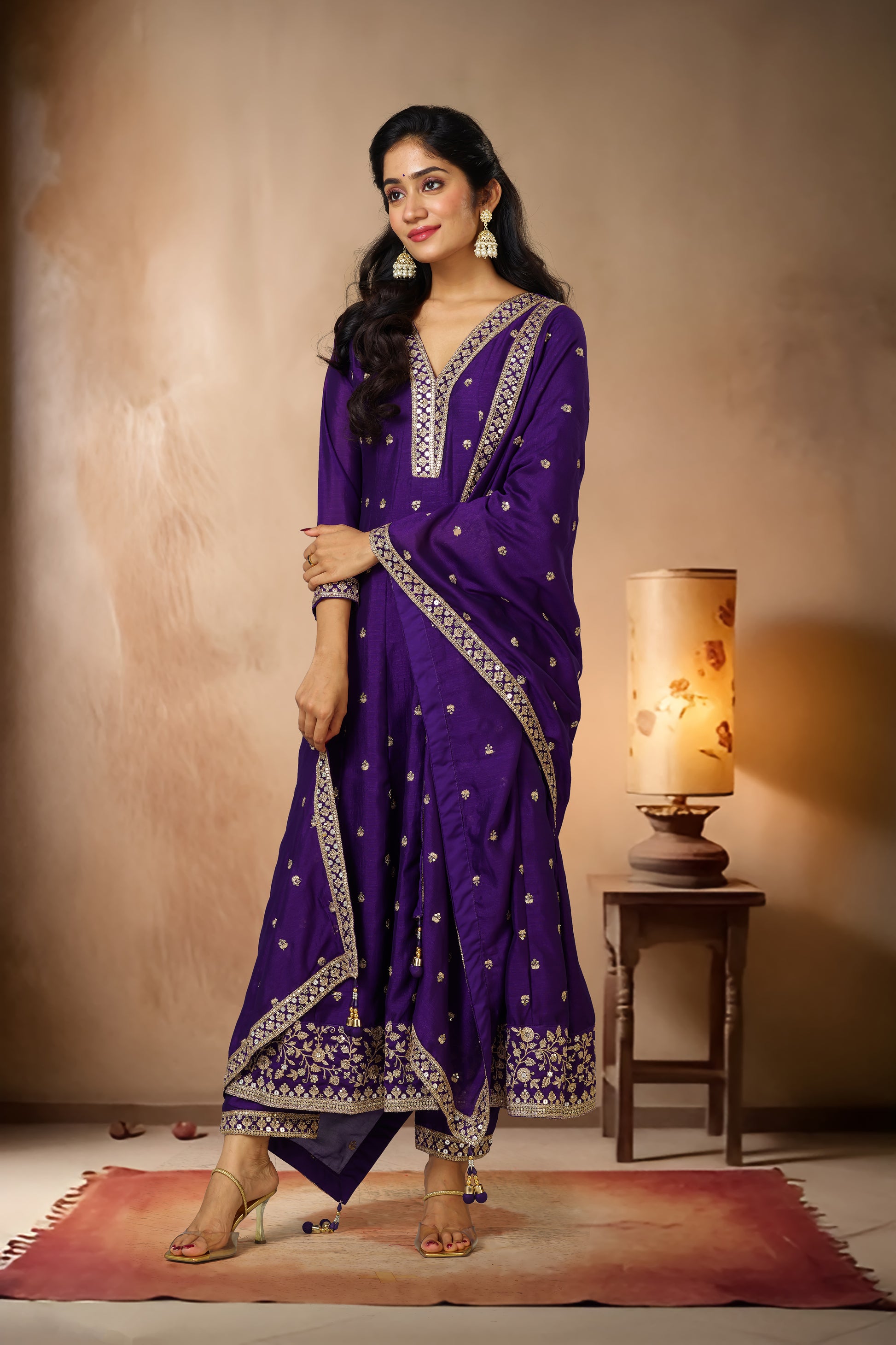 Elegant festive border outfit
