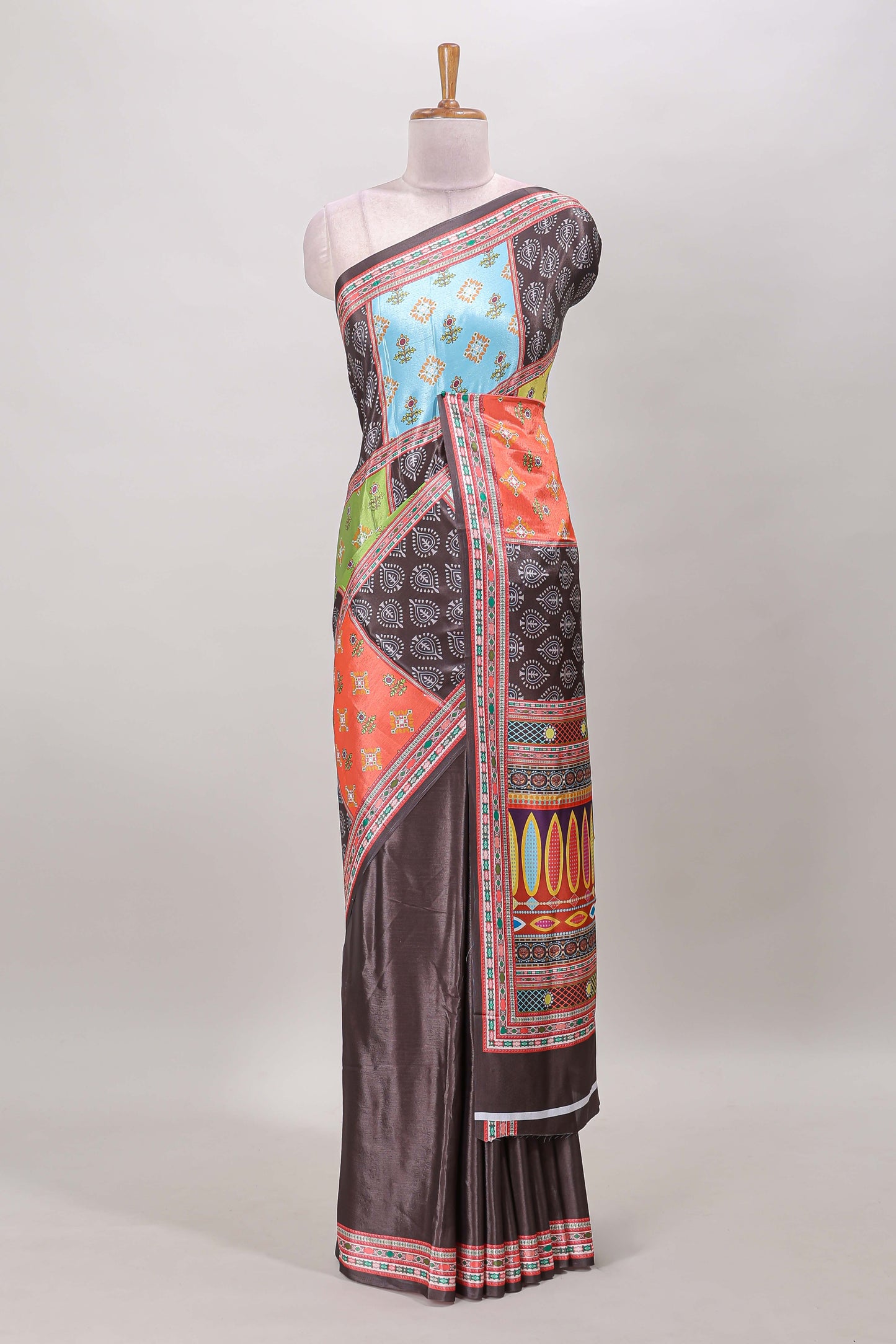 Geometric floral pattern detailing