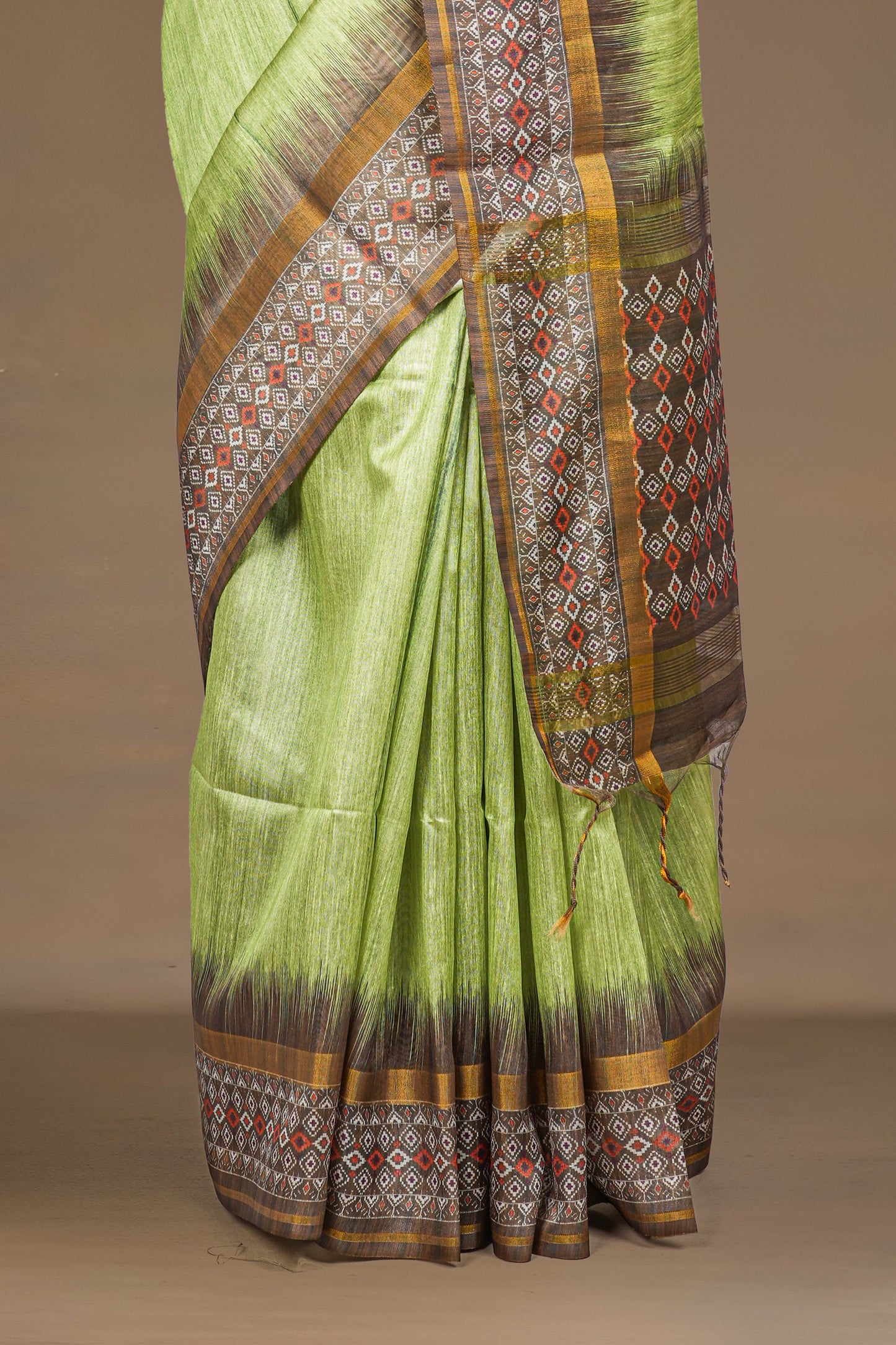 Geometric pallu detail