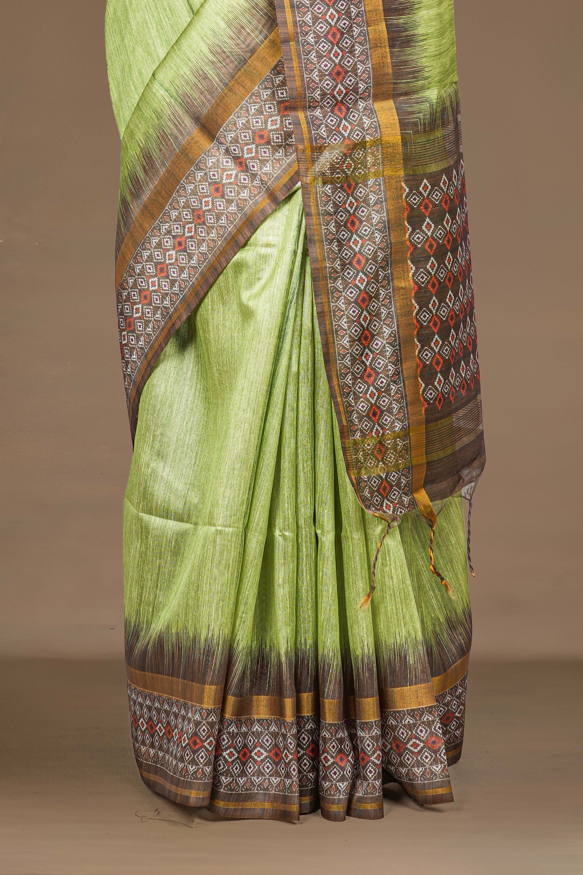Geometric pallu detail