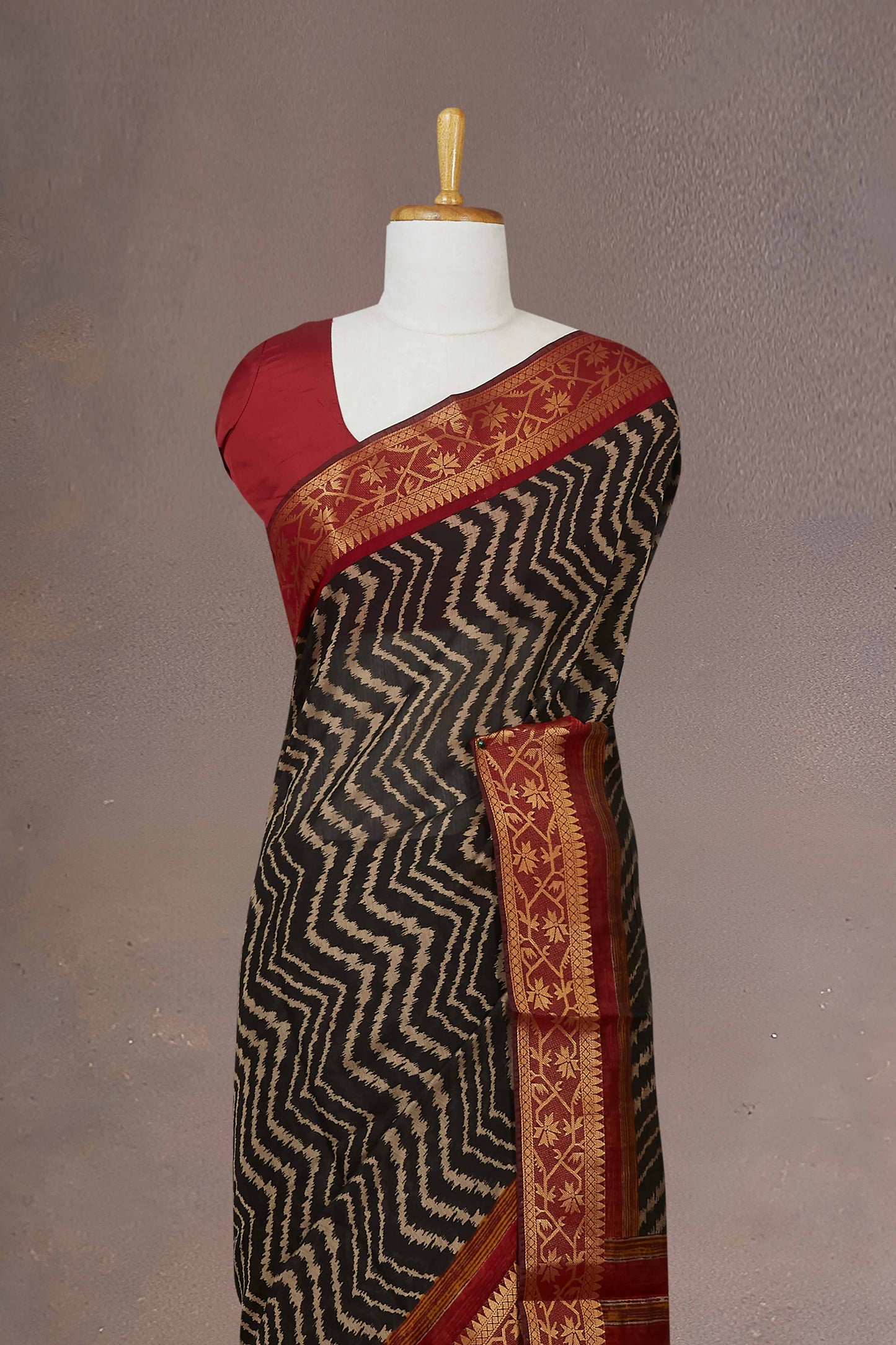 Golden zari edging
