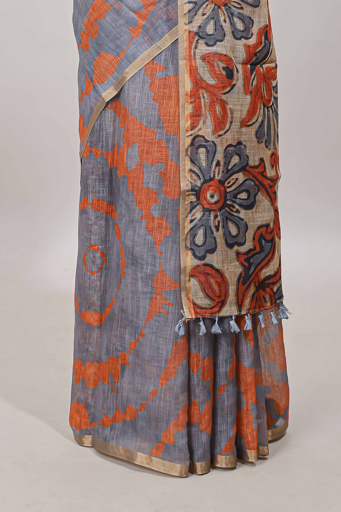 Grey contrast printed pallu saree