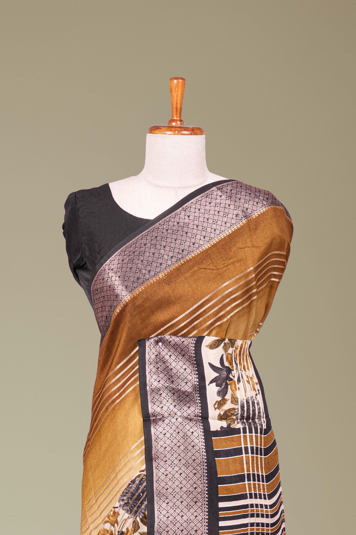 Highlighted pallu contrast