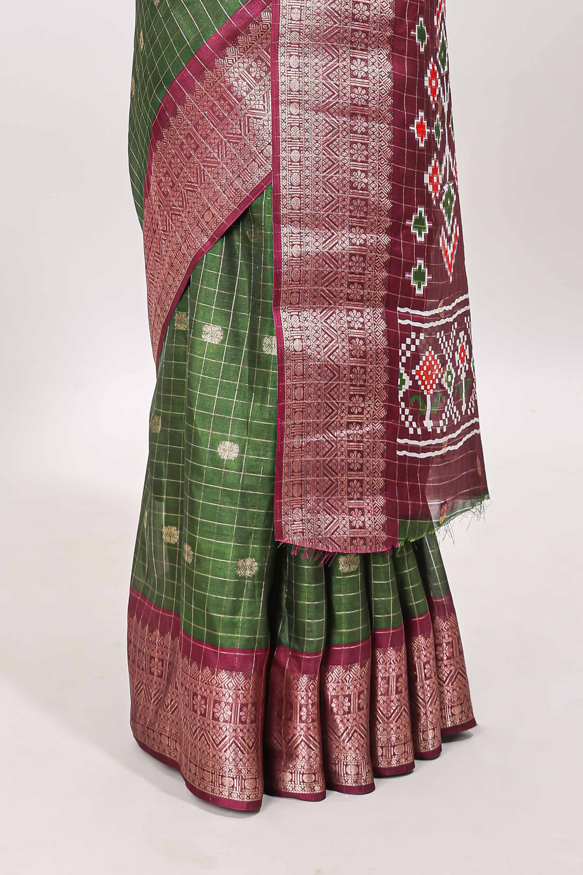 Ikkat design pallu feature