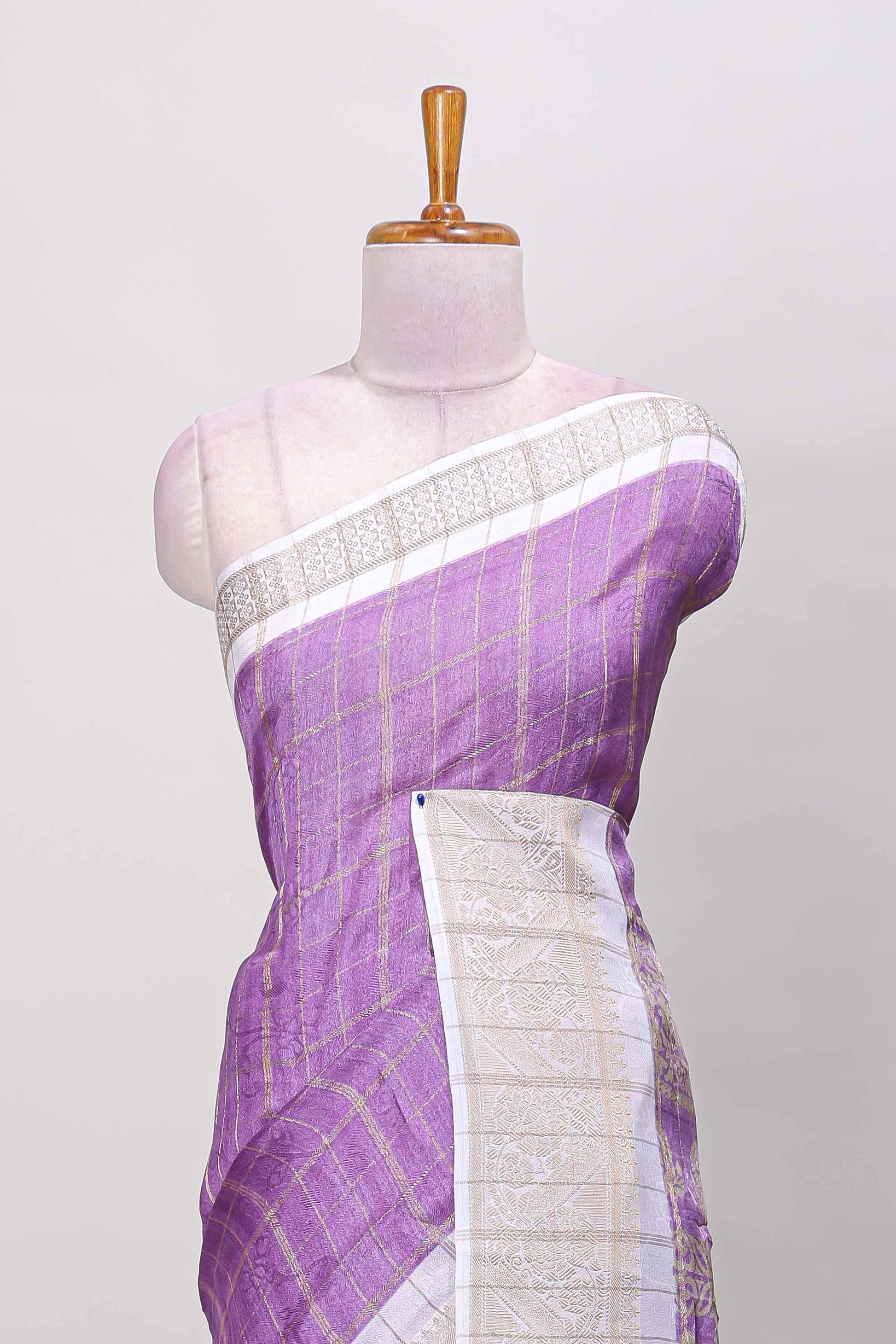 Lavender floral print detailing