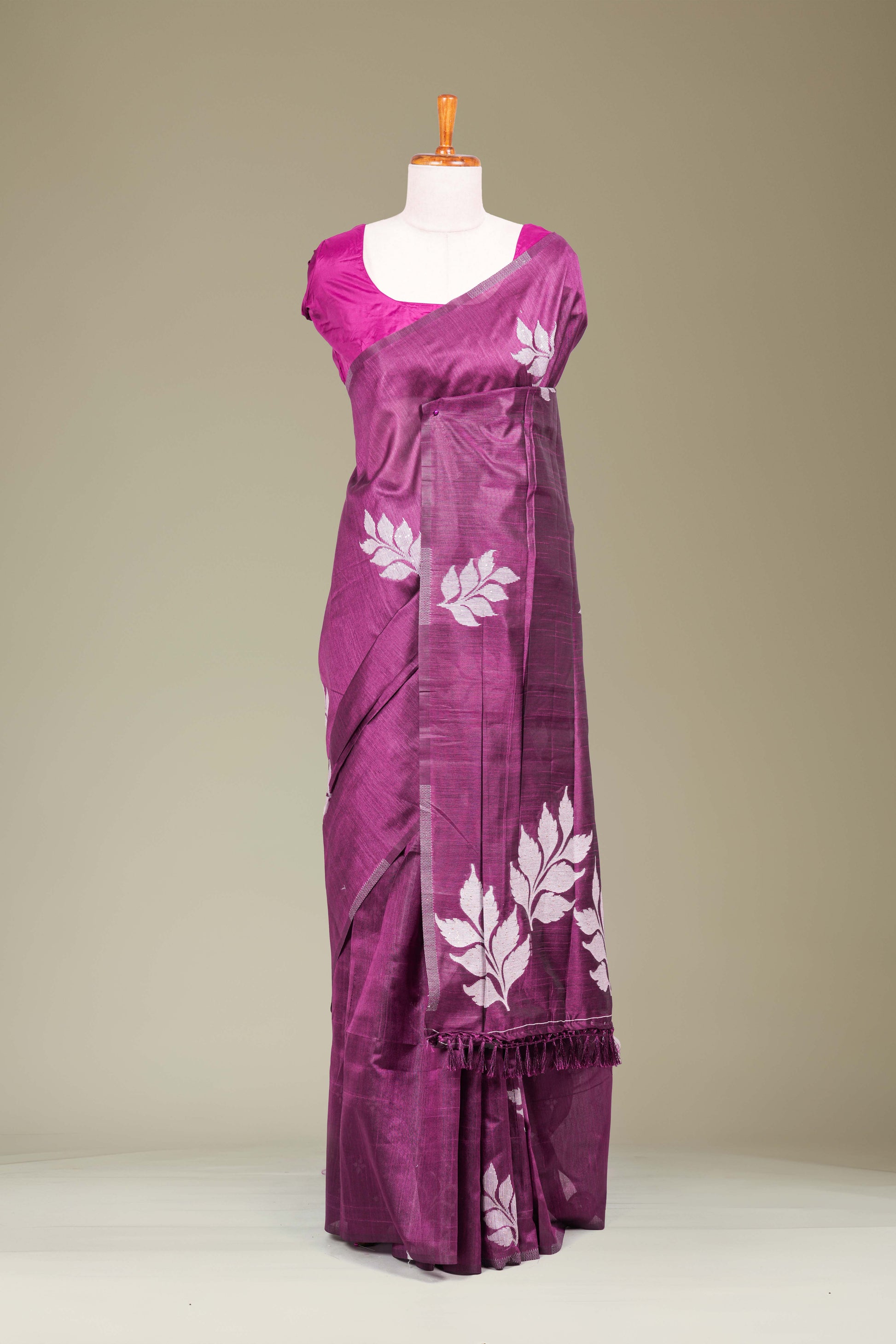 Leaf woven detailing