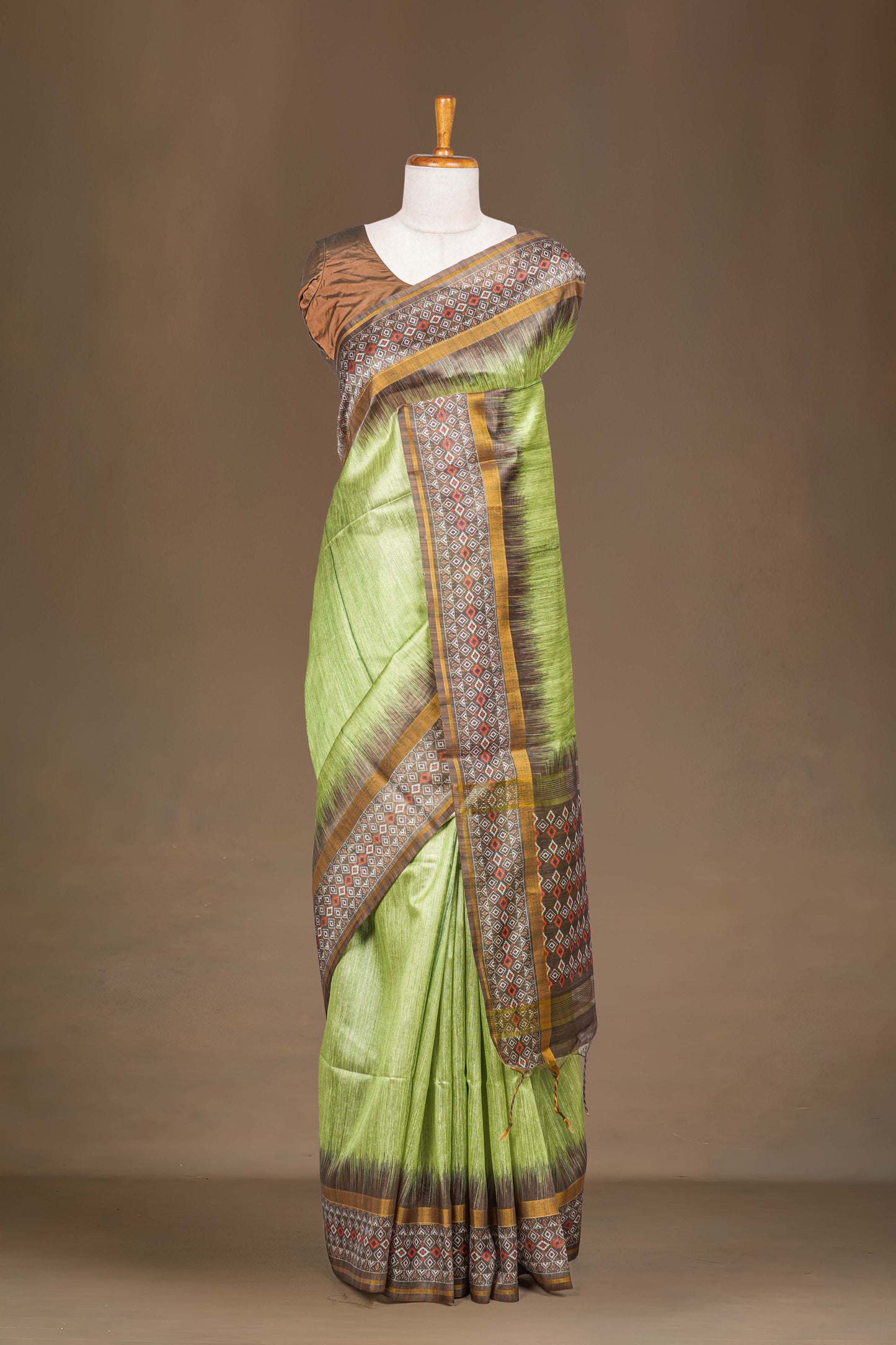 Minimal body texture saree
