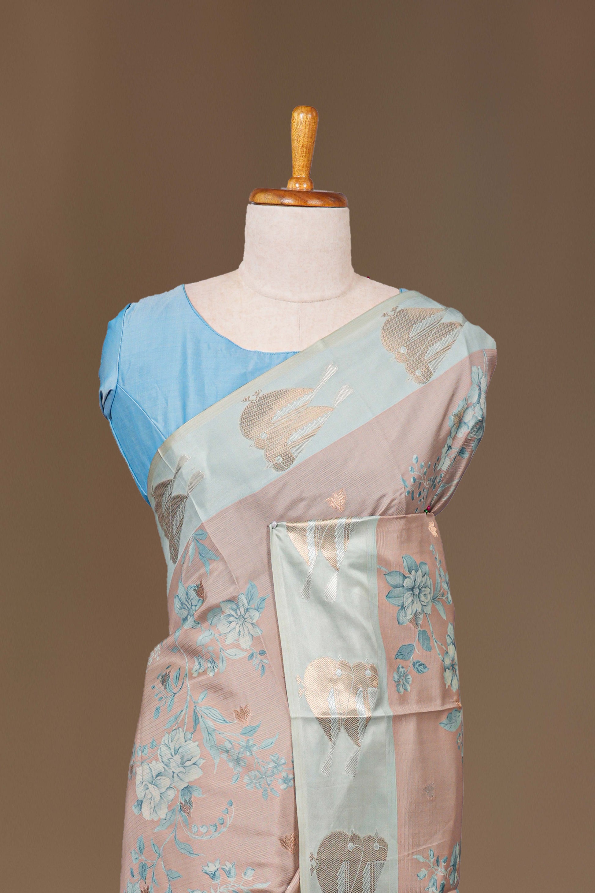 Pallu contrast detailing saree