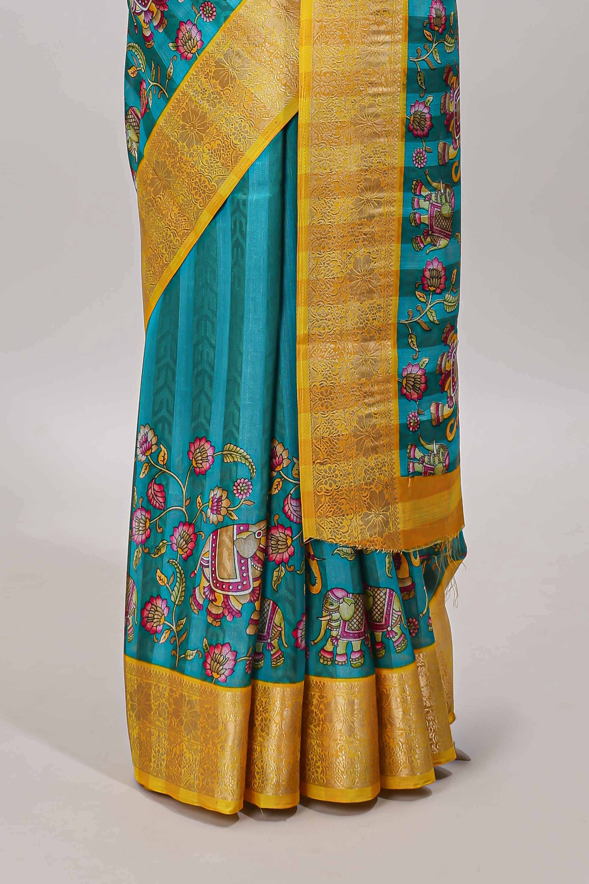 Peacock blue Artistic pallu print feature