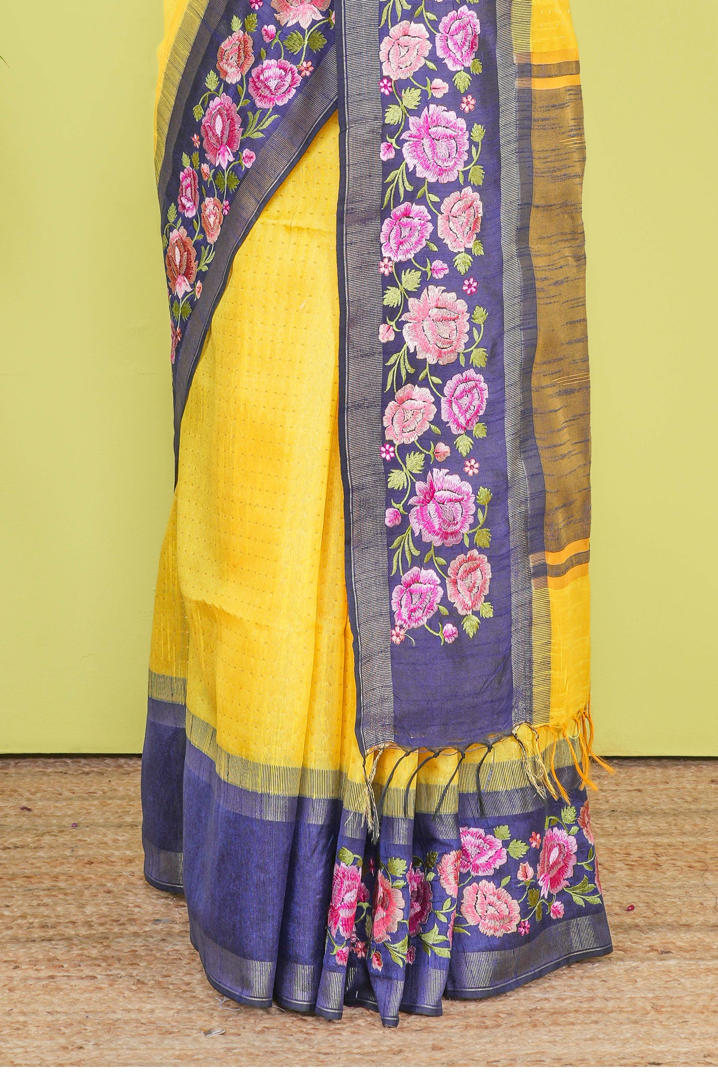 Short contrast pallu