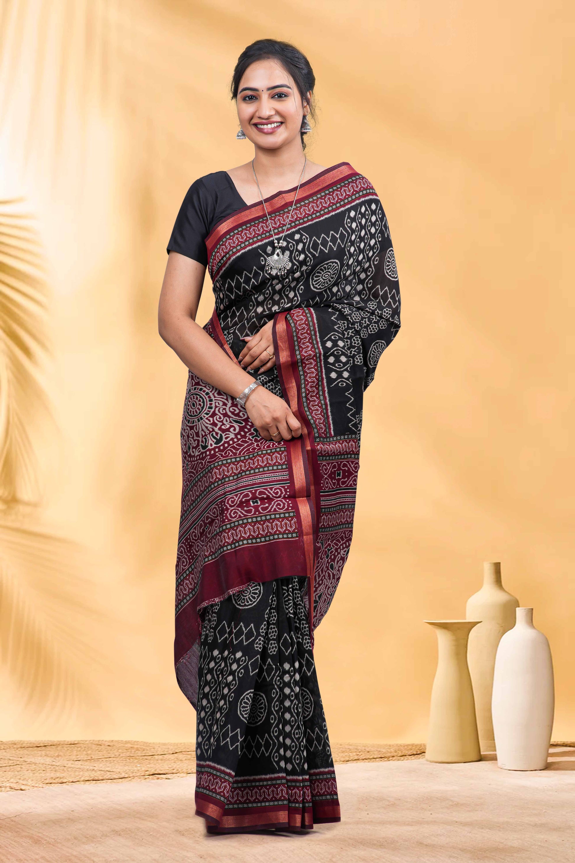  black and red Contrast printed pallu 