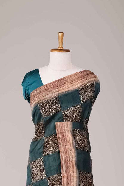 contrast gold Pallu accent