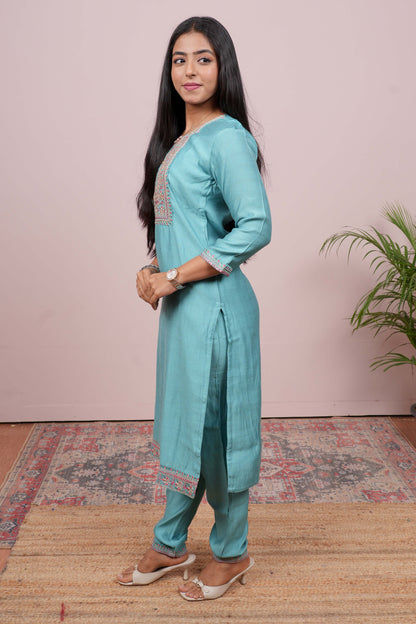  embroidered neckline detail