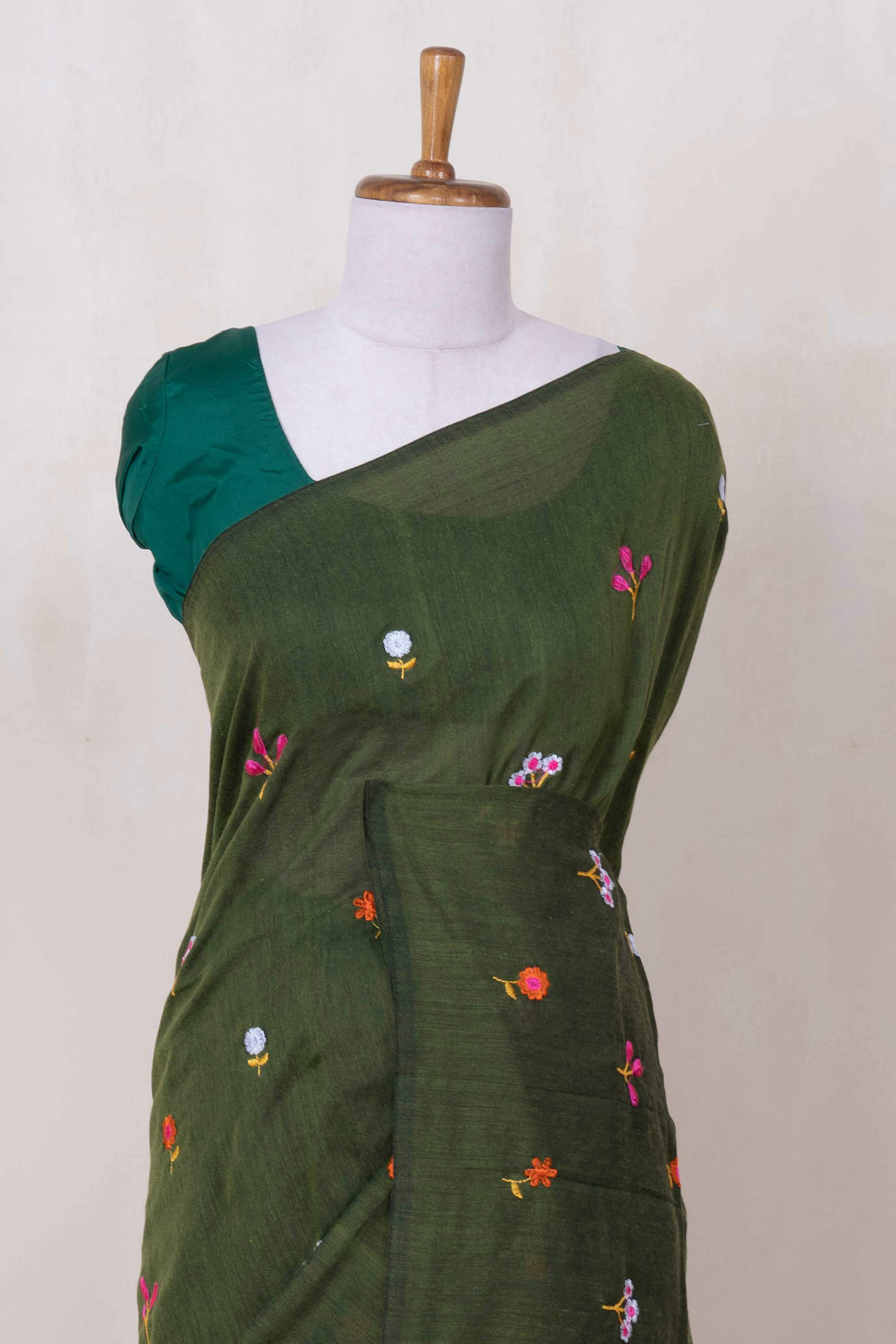 green Embroidered detailing accents