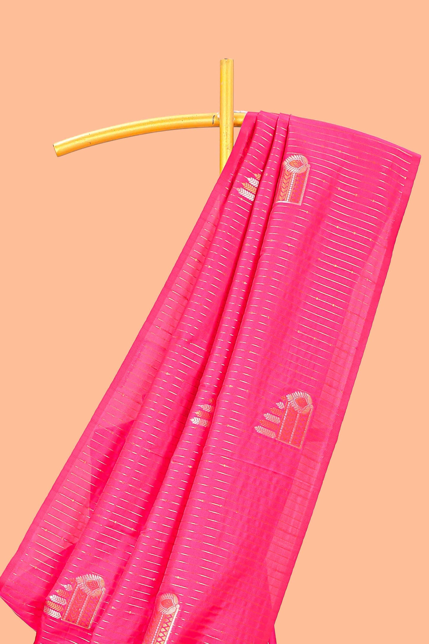 pink saree Vaira oosi zari pattern 