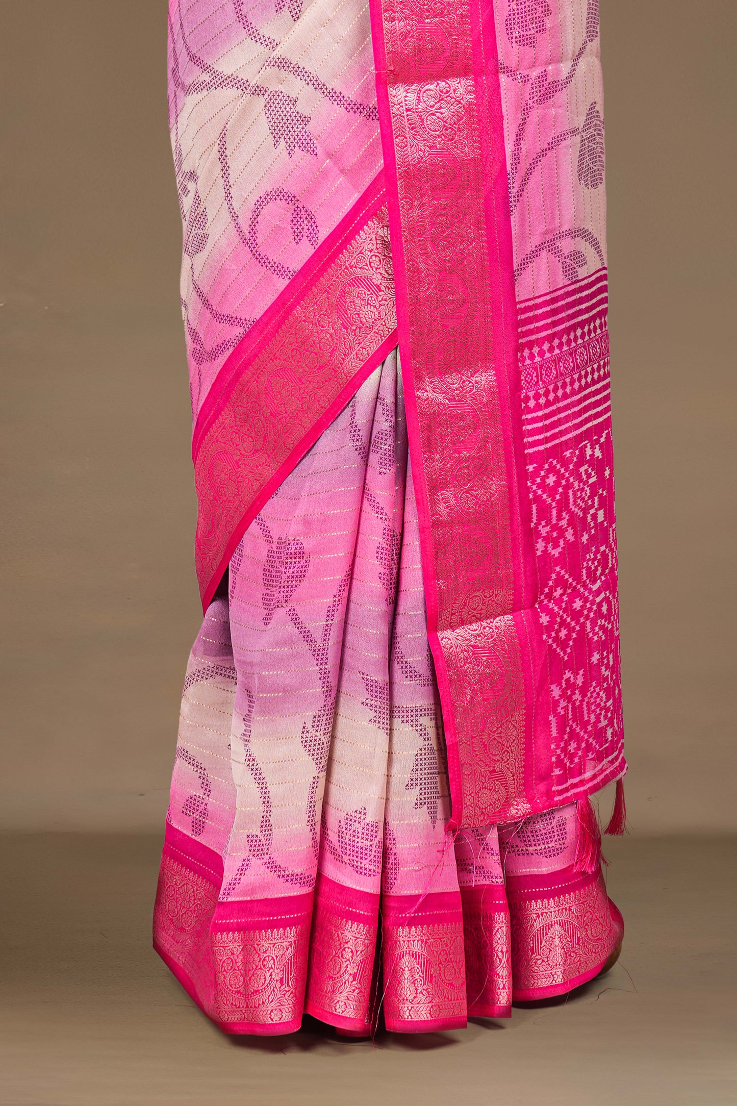 white Contrasting pallu feature